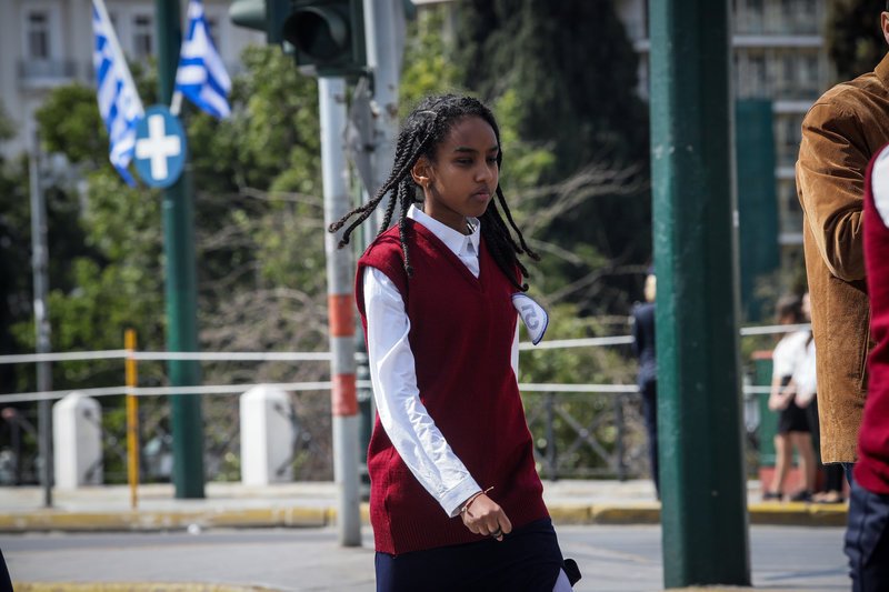 Μαθητική παρέλαση στο Σύνταγμα -Περήφανοι τσολιάδες, μαντήλες και παιδικά χαμόγελα [εικόνες] | iefimerida.gr 9