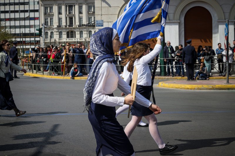 Η κοπέλα στην παρέλαση δεν αποχωρίστηκε την μαντίλα της