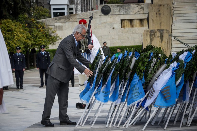 Κατάθεση στεφάνου στο μνημείο του Άγνωστου Στρατιώτη από τον Κώστα Γαβρόγλου (EUROKINISSI/ΓΙΑΝΝΗΣ ΠΑΝΑΓΟΠΟΥΛΟΣ)