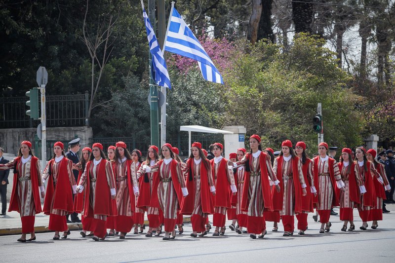 Το Λύκειο των ελληνίδων με τοπικές φορεσιές