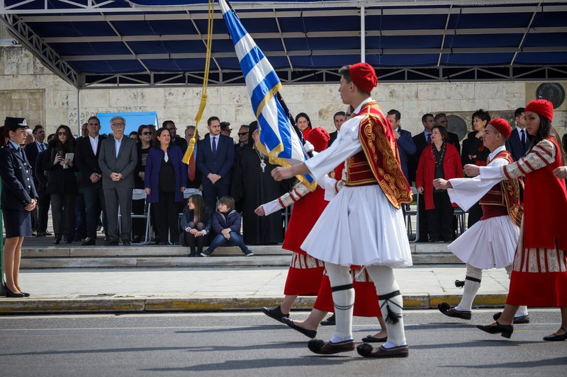 Μαθητές με παραδοσιακές φορεσιές στην παρέλαση για την 25η Μαρτίου (EUROKINISSI/ΓΙΑΝΝΗΣ ΠΑΝΑΓΟΠΟΥΛΟΣ)