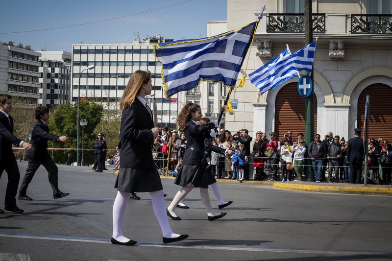 Αγέροχα τα κορίτσια παρελευνουν στο Σύνταγμα