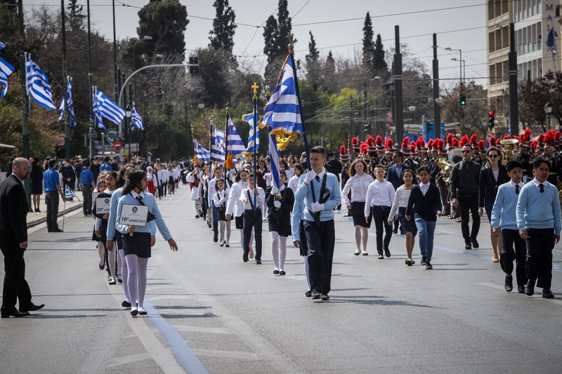 Καταχειροκροτήθηκαν τα σχολεία της Αθήνας στην παρέλαση