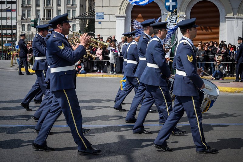 Μαθητική παρέλαση στο Σύνταγμα -Περήφανοι τσολιάδες, μαντήλες και παιδικά χαμόγελα [εικόνες] | iefimerida.gr 16