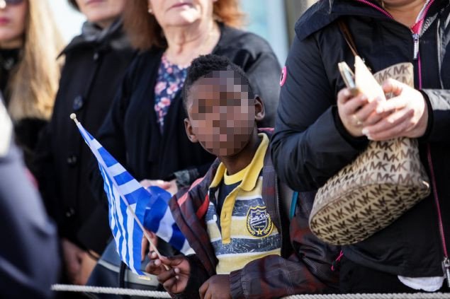 Τα κορίτσια του στρατού, τα φιλιά στους στρατιώτες, οι selfies με τα άρματα μάχης -Τα παραλειπόμενα της παρέλασης σε 50 φωτό [εικόνες] | iefimerida.gr 44