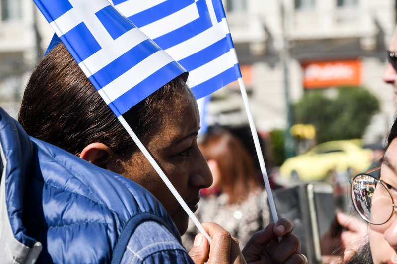 Και άνθρωποι από άλλες χώρες με την ελληνική σημαία στα χέρια.
