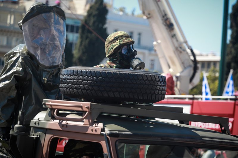 Τα κορίτσια του στρατού, τα φιλιά στους στρατιώτες, οι selfies με τα άρματα μάχης -Τα παραλειπόμενα της παρέλασης σε 50 φωτό [εικόνες] | iefimerida.gr 17