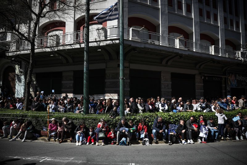 Παιδιά από νωρίς είχαν πιάσει... γωνία, για να παρακολουθήσουν την παρέλαση.