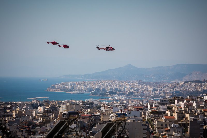 Τα κορίτσια του στρατού, τα φιλιά στους στρατιώτες, οι selfies με τα άρματα μάχης -Τα παραλειπόμενα της παρέλασης σε 50 φωτό [εικόνες] | iefimerida.gr 22