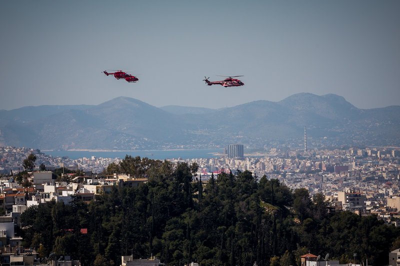 Τα κορίτσια του στρατού, τα φιλιά στους στρατιώτες, οι selfies με τα άρματα μάχης -Τα παραλειπόμενα της παρέλασης σε 50 φωτό [εικόνες] | iefimerida.gr 21