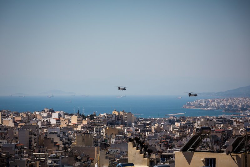 Τα κορίτσια του στρατού, τα φιλιά στους στρατιώτες, οι selfies με τα άρματα μάχης -Τα παραλειπόμενα της παρέλασης σε 50 φωτό [εικόνες] | iefimerida.gr 23