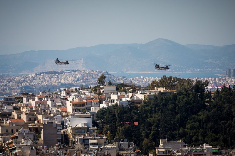 Εντυπωσιακές οι εικόνες και με τα στρατιωτικά ελικόπτερα πάνω από την Αθήνα.
