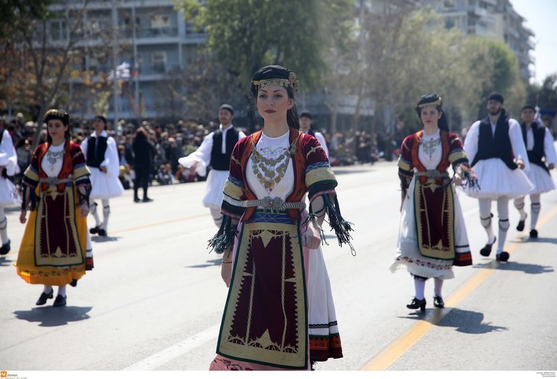Τα κορίτσια του στρατού, τα φιλιά στους στρατιώτες, οι selfies με τα άρματα μάχης -Τα παραλειπόμενα της παρέλασης σε 50 φωτό [εικόνες] | iefimerida.gr 6