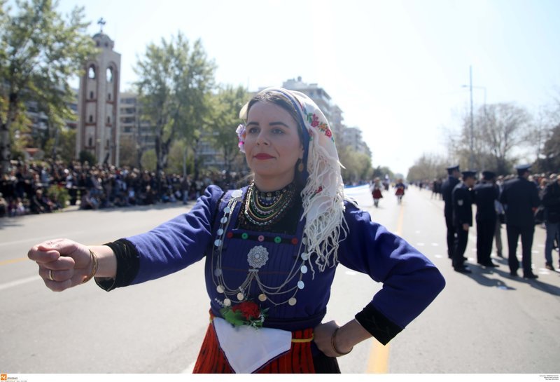 Τα κορίτσια του στρατού, τα φιλιά στους στρατιώτες, οι selfies με τα άρματα μάχης -Τα παραλειπόμενα της παρέλασης σε 50 φωτό [εικόνες] | iefimerida.gr 5