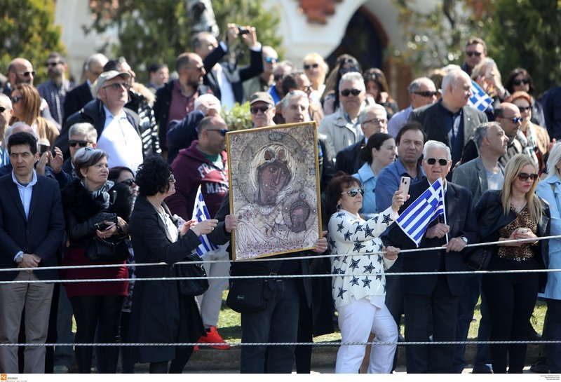 Τα κορίτσια του στρατού, τα φιλιά στους στρατιώτες, οι selfies με τα άρματα μάχης -Τα παραλειπόμενα της παρέλασης σε 50 φωτό [εικόνες] | iefimerida.gr 4