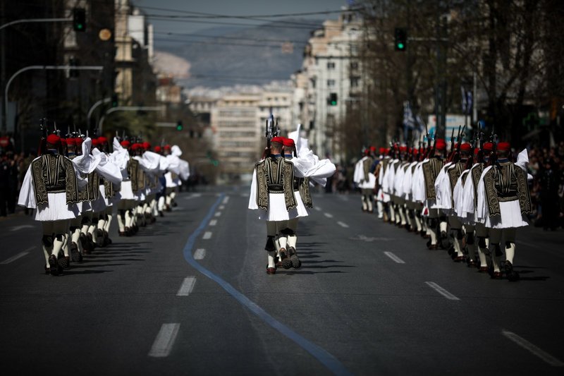 Και οι Εύζωνες οι οποίοι παρήλασαν υπό το Μακεδονία Ξακουστή.