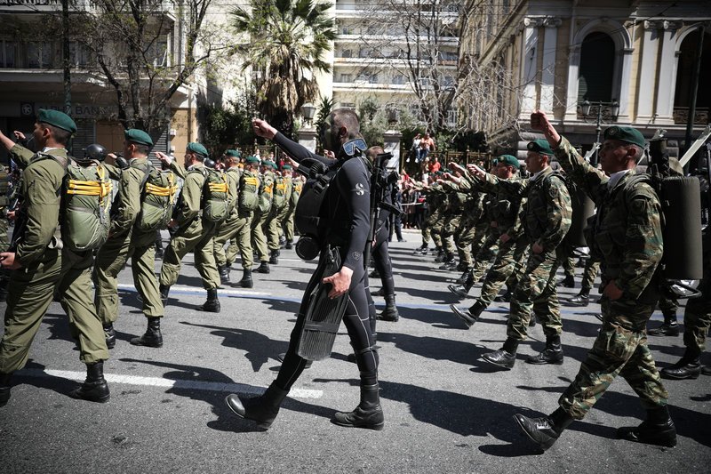 Βατράχια και αλεξιπτωτιστές.
