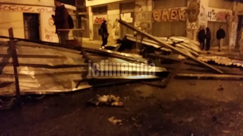 Οδοφράγματα με... κάθε λογής αντικείμενα έστησαν στα Εξάρχεια -Πινακίδες, καρότσια σούπερ μάρκετ [εικόνες & βίντεο] | iefimerida.gr 0