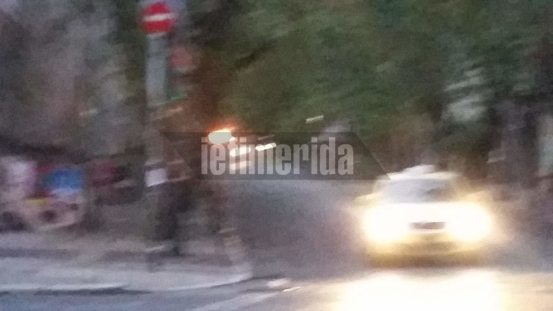 Φωτιές και οδοφράγματα στα Εξάρχεια -Κουκουλοφόροι ανεβαίνουν σε ταράτσες [εικόνες] | iefimerida.gr 4