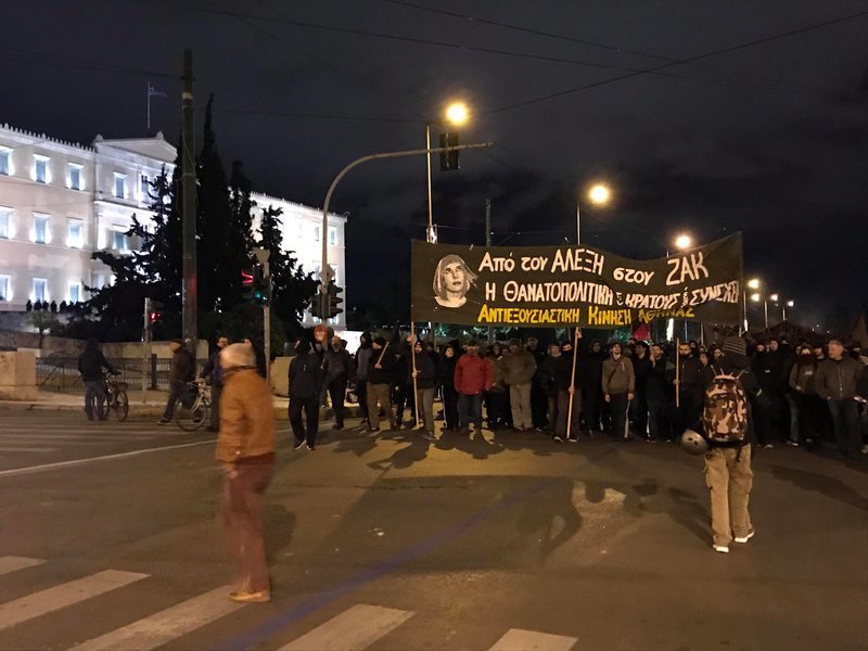 Φωτιές και οδοφράγματα στα Εξάρχεια -Κουκουλοφόροι ανεβαίνουν σε ταράτσες [εικόνες] | iefimerida.gr 23