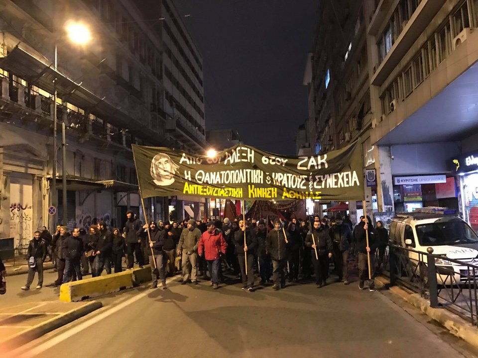 Φωτιές και οδοφράγματα στα Εξάρχεια -Κουκουλοφόροι ανεβαίνουν σε ταράτσες [εικόνες] | iefimerida.gr 14