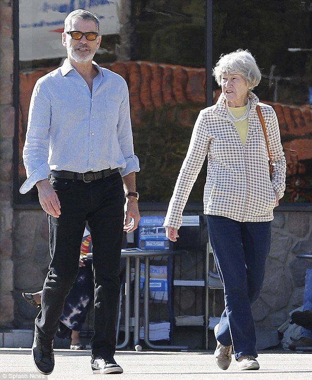 Ο... Τζέιμς Μποντ βόλτα με την μαμά του [εικόνα] | iefimerida.gr 0