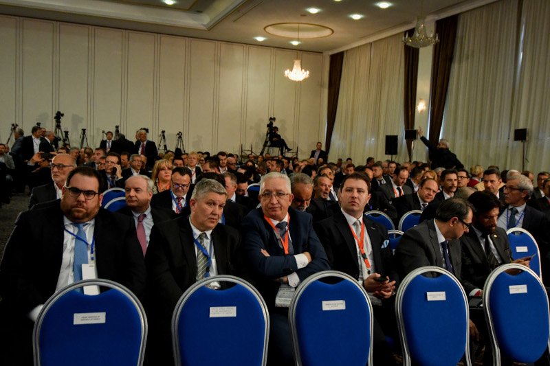 Παρών ο πρόεδρος και διευθύνων σύμβουλος του Ομίλου "Μυτιληναίος Α.Ε." Ευάγγελος Μυτιληναίος, ο Μιχάλης Στασινόπουλος, μέλος του ΔΣ της ΒΙΟΧΑΛΚΟ, ο πρόεδρος και διευθύνων σύμβουλος της ΓΕΚ ΤΕΡΝΑ Γεώργος Περιστέρης, ο πρόεδρος της INTRAKAT Δημήτρης Κούτρας, ο πρόεδρος του ΕΒΕΑ και της Κεντρικής Ένωσης Επιμελητηρίων Κωνσταντίνος Μίχαλος, ο πρόεδρος και ιδρυτής της Apivita Νίκος Κουτσιανάς, ο πρόεδρος της Alumil Γιώργος Μυλωνάς, ο πρόεδρος της Αλεξάνδρειας Ζώνης Καινοτομίας Κυριάκος Λουφάκης και ο πρόεδρος της ΔΕΘ-Helexpo Τάσος Τζήκας