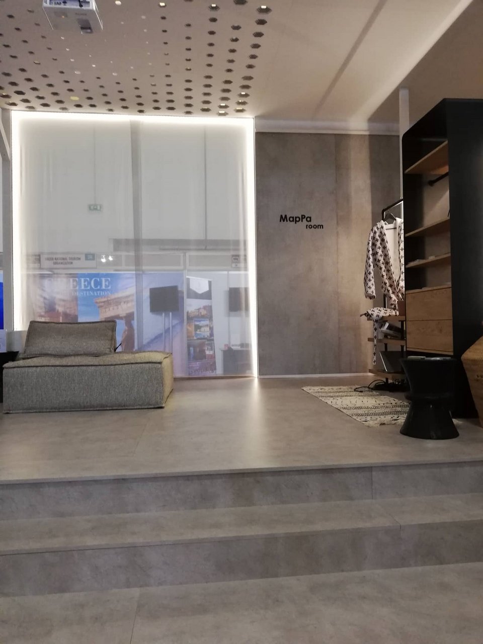 Η οροφή έχει σχεδιαστεί ως μια παραμετρική επιφάνεια που αποτελείται από κλείστρα τα οποία μεταβάλλονται σύμφωνα με το ηλιακό φως