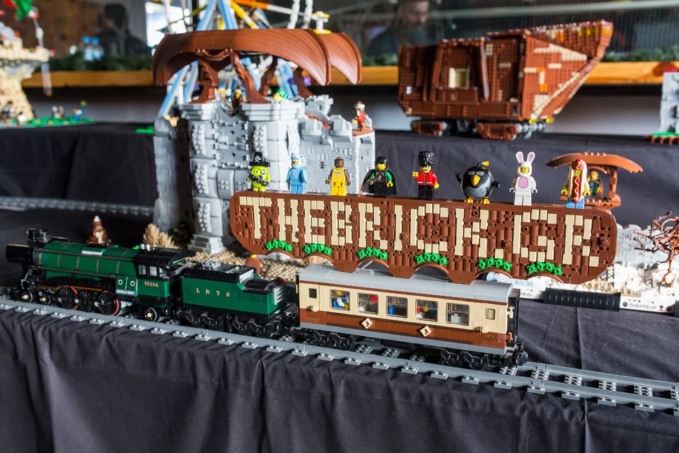 Εφτιαξαν διαστημόπλοιο από 29.000 τουβλάκια -Κοστίζει 2.000 ευρώ [εικόνα]  | iefimerida.gr 1