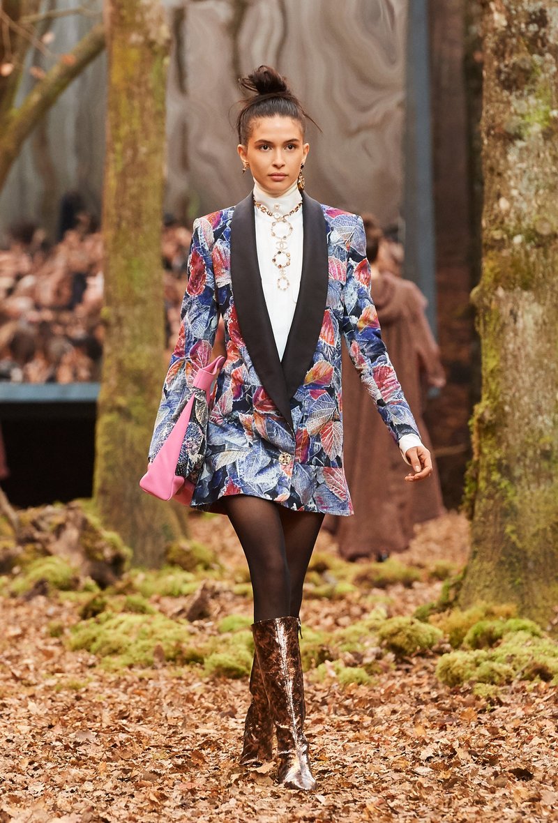 Αυτός είναι ο λόγος που οι γυναίκες θέλουν να έρθει ο επόμενος χειμώνας -Τον βρήκαμε στο δάσος της Chanel [εικόνες] | iefimerida.gr 21