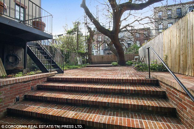 O Ντάνιελ Κρεγκ αγόρασε έναντι 6,75 εκατ. δολ. ένα καμένο πέτρινο σπίτι του 1900 [εικόνες] | iefimerida.gr 4