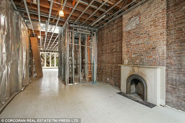 O Ντάνιελ Κρεγκ αγόρασε έναντι 6,75 εκατ. δολ. ένα καμένο πέτρινο σπίτι του 1900 [εικόνες] | iefimerida.gr 3