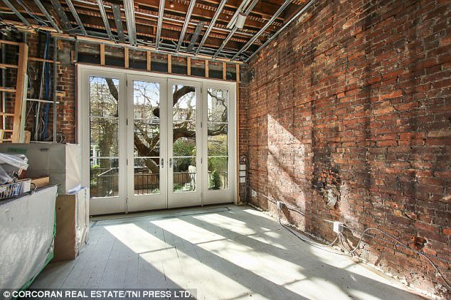 O Ντάνιελ Κρεγκ αγόρασε έναντι 6,75 εκατ. δολ. ένα καμένο πέτρινο σπίτι του 1900 [εικόνες] | iefimerida.gr 2