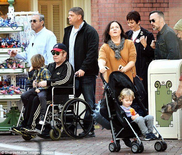Με αναπηρική καρέκλα ο Ελτον Τζον στη Ντίσνεϋλαντ [εικόνες] | iefimerida.gr 0