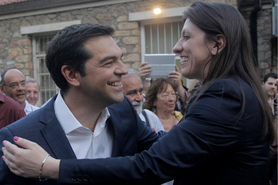 Μία μαλώνουν και μία αγκαλιάζονται Τσίπρας και Ζωή [εικόνες & βίντεο] | iefimerida.gr 9