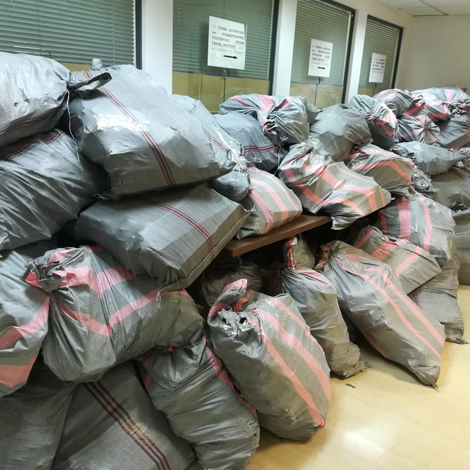 Απίστευτες εικόνες από την Εφορία Ηρακλείου: Δεκάδες σακιά με πινακίδες ΙΧ [εικόνες] | iefimerida.gr 1