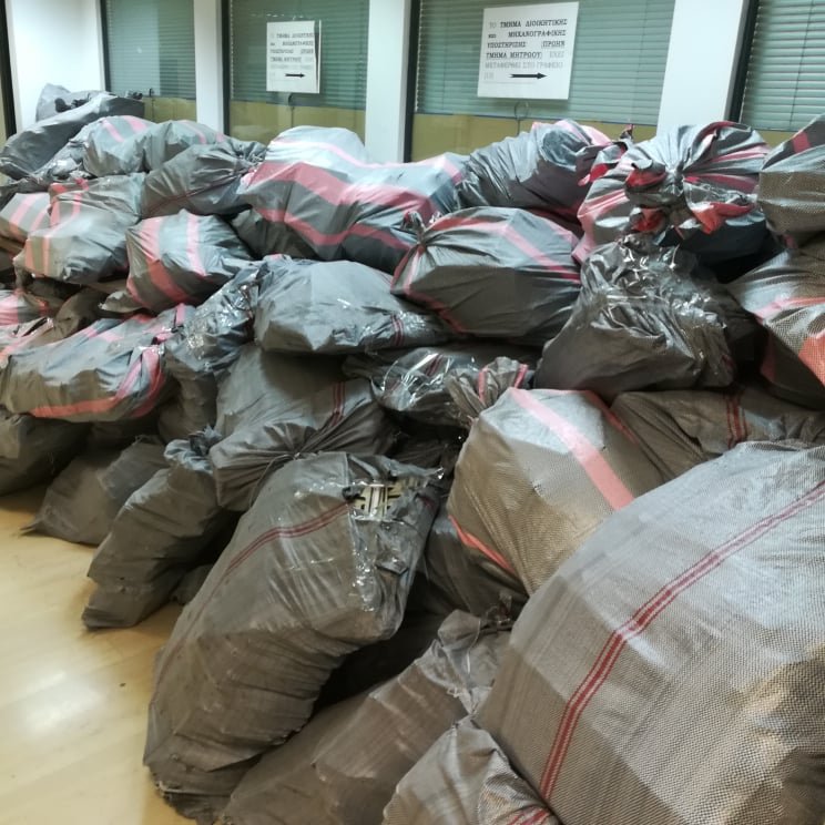 Απίστευτες εικόνες από την Εφορία Ηρακλείου: Δεκάδες σακιά με πινακίδες ΙΧ [εικόνες] | iefimerida.gr 2