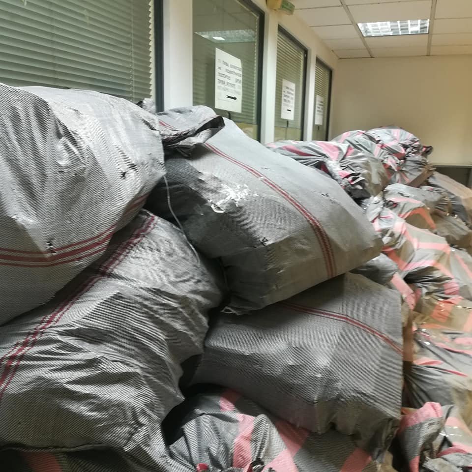 Απίστευτες εικόνες από την Εφορία Ηρακλείου: Δεκάδες σακιά με πινακίδες ΙΧ [εικόνες] | iefimerida.gr 0