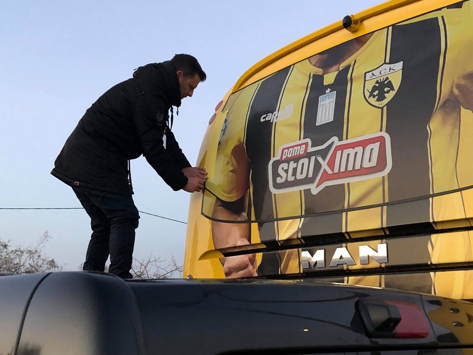 Εριξαν πέτρα στο πούλμαν της ΑΕΚ στον Βόλο -Εσπασε το τζάμι [εικόνες] | iefimerida.gr 0