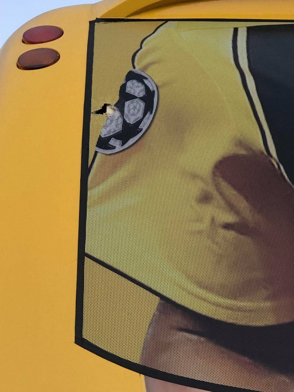 Εριξαν πέτρα στο πούλμαν της ΑΕΚ στον Βόλο -Εσπασε το τζάμι [εικόνες] | iefimerida.gr 1