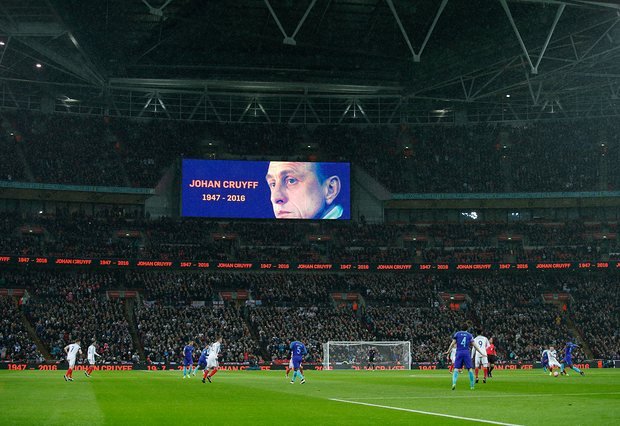 Συγκίνηση για τον Κρόιφ: Ολο το «Γουέμπλεϊ» στο 14ο λεπτό χειροκρότησε για τον «Ιπτάμενο Ολλανδό» [βίντεο] | iefimerida.gr 0