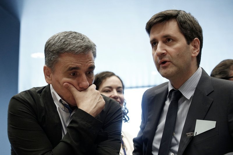 Ο Ευ. Τσακαλώτος και ο Γ. Χουλιαράκης αναμένουν την ιστορική συνεδρίαση