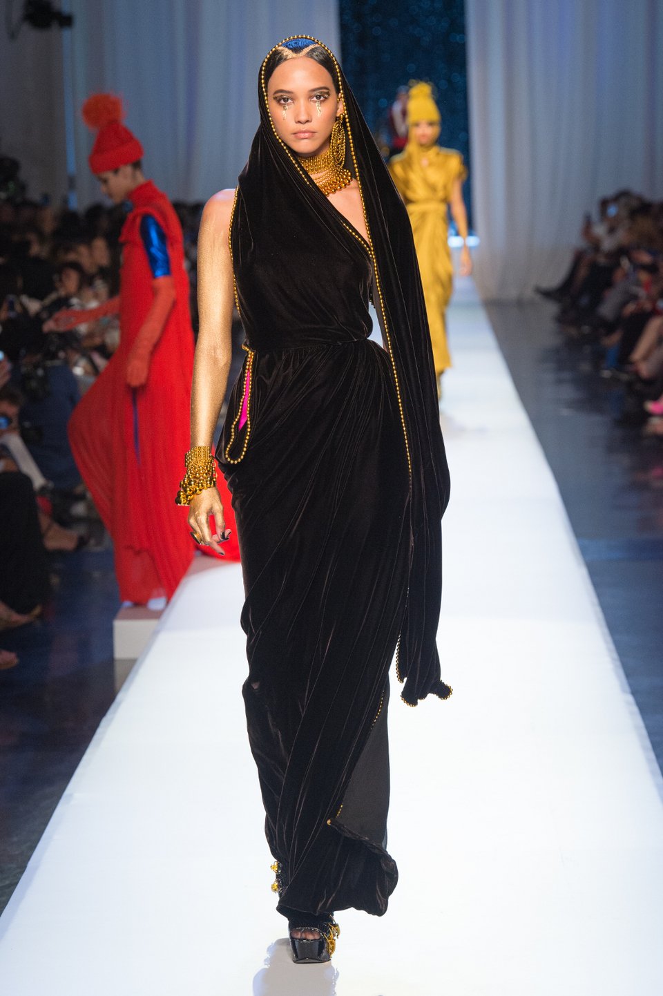 Φουστανέλες διά χειρός Ζαν Πολ Γκοτιέ -Η πολυσυζητημένη επίδειξη στο Μουσείο Μπενάκη με είσοδο 1.000 ευρώ [εικόνες] | iefimerida.gr 6