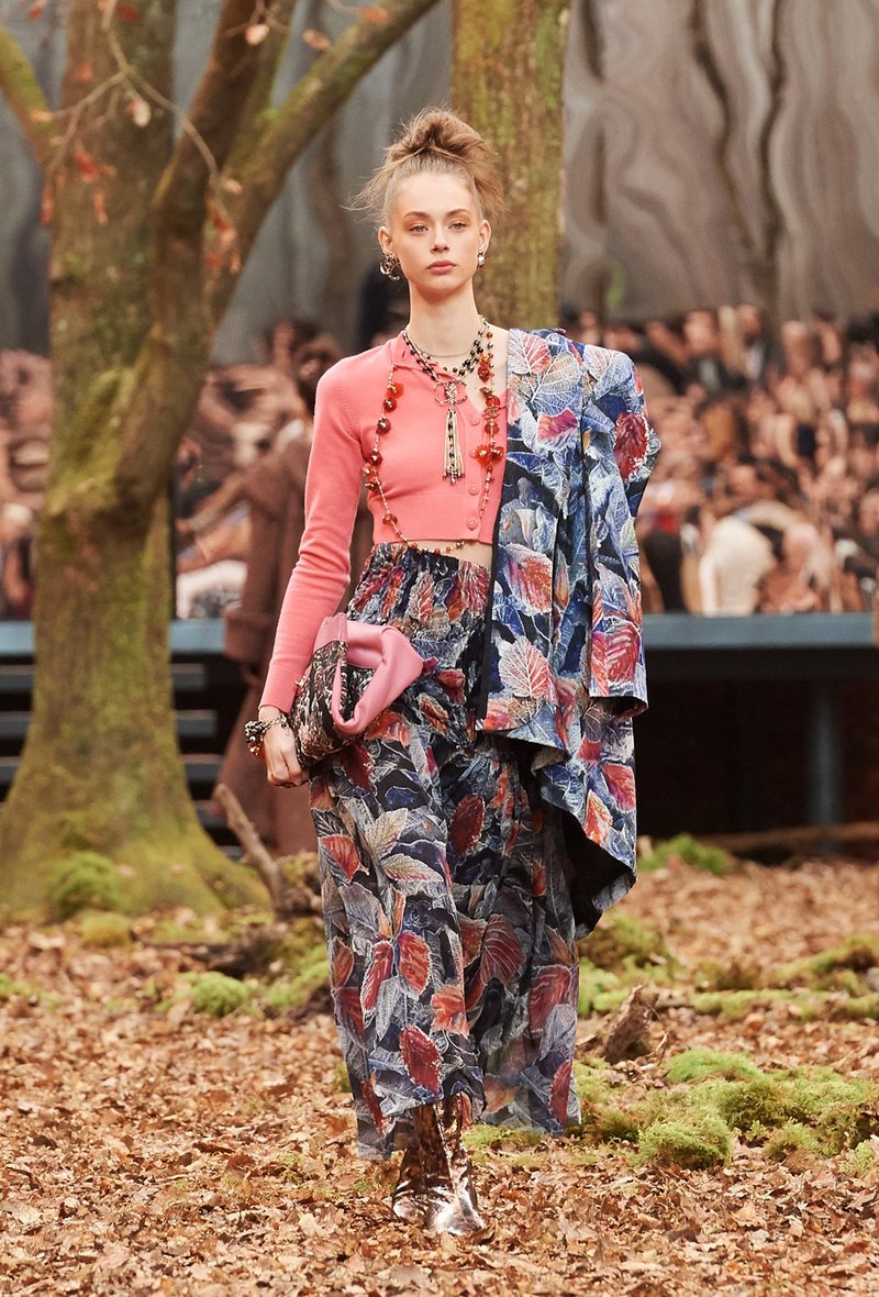 Αυτός είναι ο λόγος που οι γυναίκες θέλουν να έρθει ο επόμενος χειμώνας -Τον βρήκαμε στο δάσος της Chanel [εικόνες] | iefimerida.gr 22