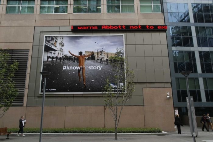 To ΑBC κάνει παγκόσμια καμπάνια χρησιμοποιώντας φωτογραφία του γυμνού διαδηλωτή στην Αθήνα [εικόνα] | iefimerida.gr 0