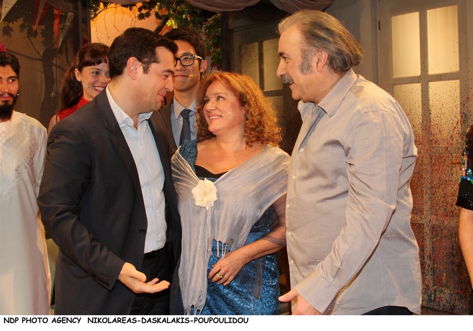 Ο Τσίπρας με την Περιστέρα, το μισό υπουργικό και η Γιάννα πήγαν Λαζόπουλο [εικόνες] | iefimerida.gr 3
