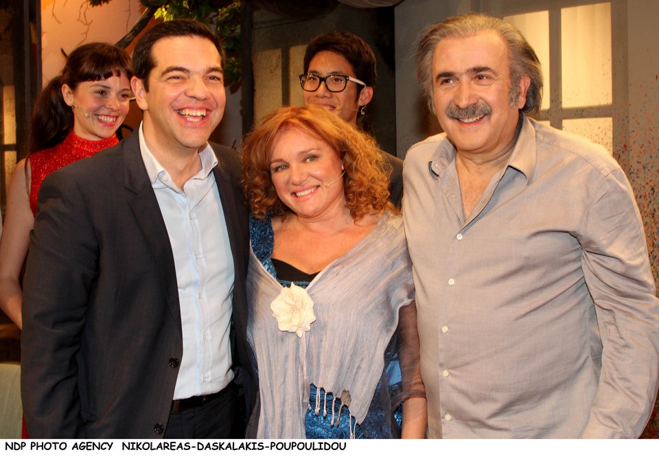 Ο Τσίπρας με την Περιστέρα, το μισό υπουργικό και η Γιάννα πήγαν Λαζόπουλο [εικόνες] | iefimerida.gr 10