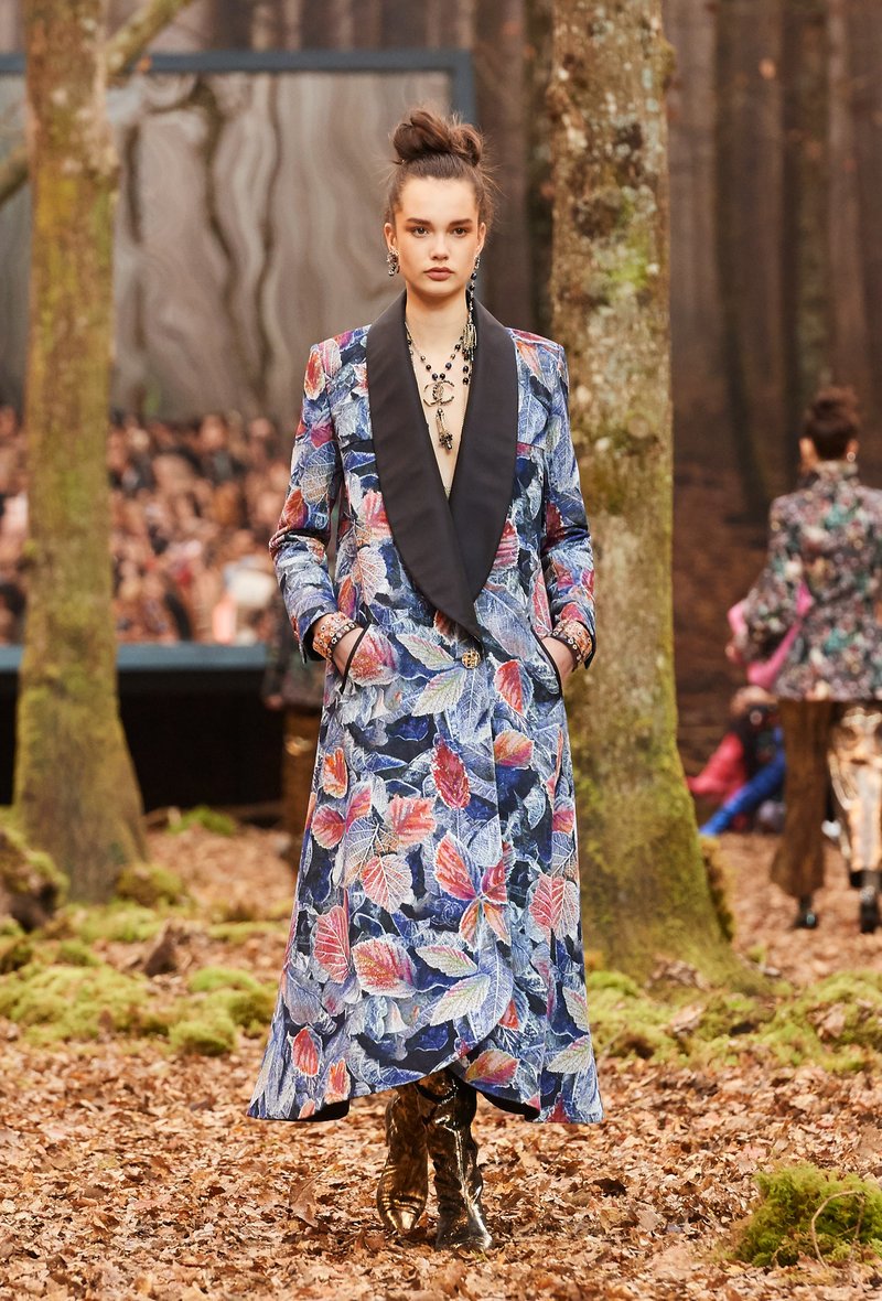 Αυτός είναι ο λόγος που οι γυναίκες θέλουν να έρθει ο επόμενος χειμώνας -Τον βρήκαμε στο δάσος της Chanel [εικόνες] | iefimerida.gr 24