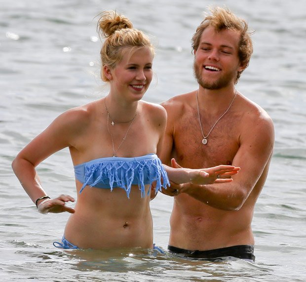 H κόρη της Κιμ Μπάσιντζερ, το μπλε μπικίνι, ο καλός της και οι βουτιές στη Χαβάη [εικόνες] | iefimerida.gr 3