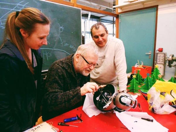 Repair café: Οι καφετέριες επιδιόρθωσης αντικειμένων είναι η νέα μόδα που εξαπλώνεται παντού | iefimerida.gr 2